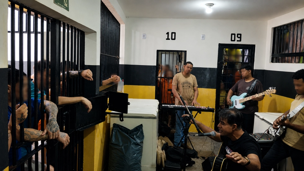 Louvor e mensagem de esperança marcam visita de banda evangélica ao presídio de Caarapó